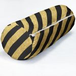 - RealHomes Özel Tasarımlı Dijital Baskılı İç Dolgulu Fermuarlı Silindir Yastık - Realhomes Gold Zemin Üzerinde Siyah Geometrik Desenli Dijital Baskılı Modern İç Dolgulu Fermuarlı Çok Amaçlı Silindir Yastık Kırlent Realhomes