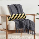 - RealHomes Özel Tasarımlı Dijital Baskılı İç Dolgulu Fermuarlı Silindir Yastık - Realhomes Gold Zemin Üzerinde Siyah Geometrik Desenli Dijital Baskılı Modern İç Dolgulu Fermuarlı Çok Amaçlı Silindir Yastık Kırlent Realhomes