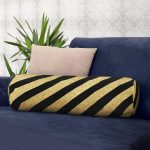 - RealHomes Özel Tasarımlı Dijital Baskılı İç Dolgulu Fermuarlı Silindir Yastık - Realhomes Gold Zemin Üzerinde Siyah Geometrik Desenli Dijital Baskılı Modern İç Dolgulu Fermuarlı Çok Amaçlı Silindir Yastık Kırlent Realhomes