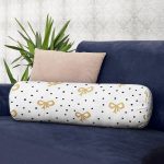 Beyaz Zemin Üzerinde Gold Detaylı Geometrik Çizim Dijital Baskılı Modern İç Dolgulu Süet Silindir Yastık Kırlent - Bel Yastığı Realhomes