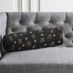 - RealHomes Özel Tasarımlı Dijital Baskılı İç Dolgulu Fermuarlı Silindir Yastık - Realhomes  Siyah Zeminde Gold Detaylı Hediye Paketi Çizimli Modern İç Dolgulu - Fermuarlı Süet Silindir Yuvarlak Yastık Kırlent Realhomes