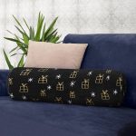 - RealHomes Özel Tasarımlı Dijital Baskılı İç Dolgulu Fermuarlı Silindir Yastık - Realhomes  Siyah Zeminde Gold Detaylı Hediye Paketi Çizimli Modern İç Dolgulu - Fermuarlı Süet Silindir Yuvarlak Yastık Kırlent Realhomes