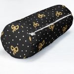 - RealHomes Özel Tasarımlı Dijital Baskılı İç Dolgulu Fermuarlı Silindir Yastık - Realhomes Siyah Zemin Üzerinde Gold Detaylı Fiyonk Çizimli Dijital Baskılı Modern İç Dolgulu - Fermuarlı Süet Silindir Rulo Yastık Kırlent Realhomes