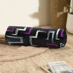 Siyah Zemin Üzerinde Renkli Geometrik Desenli Dijital Baskılı Modern İç Dolgulu - Fermuarlı Süet Berjer Silindir Yastık Kırlent Realhomes