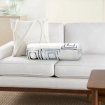 Beyaz Zemin Üzerinde Renkli Geometrik Şekilli Dijital Baskılı Modern İç Dolgulu Yumuşak Silindir Form Yastık Kırlent Realhomes