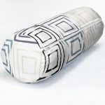 Beyaz Zemin Üzerinde Renkli Geometrik Şekilli Dijital Baskılı Modern İç Dolgulu Yumuşak Silindir Form Yastık Kırlent Realhomes