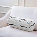 - RealHomes Özel Tasarımlı Dijital Baskılı İç Dolgulu Fermuarlı Silindir Yastık - Realhomes Beyaz Zemin Üzerinde Renkli Zikzak Desenli Dijital Baskılı Modern İç Dolgulu Süet Silindir Yastık Kırlent - Bel Yastığı Realhomes