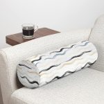 - RealHomes Özel Tasarımlı Dijital Baskılı İç Dolgulu Fermuarlı Silindir Yastık - Realhomes Beyaz Zemin Üzerinde Renkli Zikzak Desenli Dijital Baskılı Modern İç Dolgulu Süet Silindir Yastık Kırlent - Bel Yastığı Realhomes