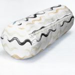 - RealHomes Özel Tasarımlı Dijital Baskılı İç Dolgulu Fermuarlı Silindir Yastık - Realhomes Beyaz Zemin Üzerinde Renkli Zikzak Desenli Dijital Baskılı Modern İç Dolgulu Süet Silindir Yastık Kırlent - Bel Yastığı Realhomes