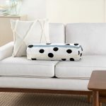 Beyaz Zemin Üzerinde Puantiye Desenli Dijital Baskılı Modern İç Dolgulu Süet Silindir Yastık Kırlent - Bel Yastığı Realhomes