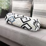 - RealHomes Özel Tasarımlı Dijital Baskılı İç Dolgulu Fermuarlı Silindir Yastık - Realhomes Beyaz Zemin Üzerinde Renkli Geometrik Şekilli Dijital Baskılı Modern İç Dolgulu Yumuşak Silindir Form Yastık Kırlent Realhomes