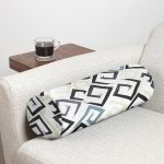 - RealHomes Özel Tasarımlı Dijital Baskılı İç Dolgulu Fermuarlı Silindir Yastık - Realhomes Beyaz Zemin Üzerinde Renkli Geometrik Şekilli Dijital Baskılı Modern İç Dolgulu Yumuşak Silindir Form Yastık Kırlent Realhomes