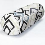 - RealHomes Özel Tasarımlı Dijital Baskılı İç Dolgulu Fermuarlı Silindir Yastık - Realhomes Beyaz Zemin Üzerinde Renkli Geometrik Şekilli Dijital Baskılı Modern İç Dolgulu Yumuşak Silindir Form Yastık Kırlent Realhomes