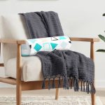 - RealHomes Özel Tasarımlı Dijital Baskılı İç Dolgulu Fermuarlı Silindir Yastık - Realhomes Beyaz Zemin Üzerinde Renkli Modern Geometrik Desenli Dijital Baskılı Modern İç Dolgulu - Fermuarlı Süet Berjer Silindir Yastık Kırlent Realhomes