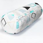 - RealHomes Özel Tasarımlı Dijital Baskılı İç Dolgulu Fermuarlı Silindir Yastık - Realhomes Beyaz Zemin Üzerinde Renkli Modern Geometrik Desenli Dijital Baskılı Modern İç Dolgulu - Fermuarlı Süet Berjer Silindir Yastık Kırlent Realhomes