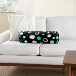 - RealHomes Özel Tasarımlı Dijital Baskılı İç Dolgulu Fermuarlı Silindir Yastık - Realhomes  Siyah Zemin Üzerinde Renkli Puantiyeli Dijital Baskılı Modern İç Dolgulu - Fermuarlı Süet Silindir Daire Yastık Kırlent Realhomes