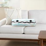 Beyaz Zemin Üzerinde Renkli Zikzak Desenli Dijital Baskılı Modern İç Dolgulu - Fermuarlı Süet Berjer Silindir Yastık Kırlent Realhomes