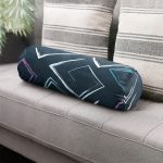 Siyah Zemin Üzerinde Renkli Geometrik Desenli Dijital Baskılı Modern İç Dolgulu - Fermuarlı Süet Silindir Daire Yastık Kırlent Realhomes