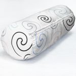 - RealHomes Özel Tasarımlı Dijital Baskılı İç Dolgulu Fermuarlı Silindir Yastık - Realhomes Beyaz Zemin Üzerinde Renkli Desenli Dijital Baskılı Modern İç Dolgulu - Fermuarlı Süet Silindir Rulo Yastık Kırlent Realhomes