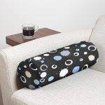 - RealHomes Özel Tasarımlı Dijital Baskılı İç Dolgulu Fermuarlı Silindir Yastık - Realhomes Siyah Zemin Üzerinde Renkli Modern Geometrik Desenli Dijital Baskılı Modern İç Dolgulu - Fermuarlı Süet Silindir Rulo Yastık Kırlent Realhomes