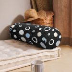 - RealHomes Özel Tasarımlı Dijital Baskılı İç Dolgulu Fermuarlı Silindir Yastık - Realhomes Siyah Zemin Üzerinde Renkli Modern Geometrik Desenli Dijital Baskılı Modern İç Dolgulu - Fermuarlı Süet Silindir Rulo Yastık Kırlent Realhomes