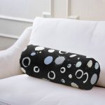 - RealHomes Özel Tasarımlı Dijital Baskılı İç Dolgulu Fermuarlı Silindir Yastık - Realhomes Siyah Zemin Üzerinde Renkli Modern Geometrik Desenli Dijital Baskılı Modern İç Dolgulu - Fermuarlı Süet Silindir Rulo Yastık Kırlent Realhomes