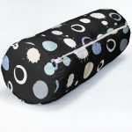 - RealHomes Özel Tasarımlı Dijital Baskılı İç Dolgulu Fermuarlı Silindir Yastık - Realhomes Siyah Zemin Üzerinde Renkli Modern Geometrik Desenli Dijital Baskılı Modern İç Dolgulu - Fermuarlı Süet Silindir Rulo Yastık Kırlent Realhomes