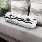 - RealHomes Özel Tasarımlı Dijital Baskılı İç Dolgulu Fermuarlı Silindir Yastık - Realhomes Beyaz Zemin Üzerinde Modern Çizgili Zikzak Desen Dijital Baskılı Modern İç Dolgulu - Fermuarlı Süet Silindir Yuvarlak Yastık Kırlent Realhomes