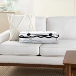 - RealHomes Özel Tasarımlı Dijital Baskılı İç Dolgulu Fermuarlı Silindir Yastık - Realhomes Beyaz Zemin Üzerinde Modern Çizgili Zikzak Desen Dijital Baskılı Modern İç Dolgulu - Fermuarlı Süet Silindir Yuvarlak Yastık Kırlent Realhomes