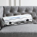 - RealHomes Özel Tasarımlı Dijital Baskılı İç Dolgulu Fermuarlı Silindir Yastık - Realhomes Beyaz Zemin Üzerinde Modern Çizgili Zikzak Desen Dijital Baskılı Modern İç Dolgulu - Fermuarlı Süet Silindir Yuvarlak Yastık Kırlent Realhomes