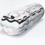 - RealHomes Özel Tasarımlı Dijital Baskılı İç Dolgulu Fermuarlı Silindir Yastık - Realhomes Beyaz Zemin Üzerinde Modern Çizgili Zikzak Desen Dijital Baskılı Modern İç Dolgulu - Fermuarlı Süet Silindir Yuvarlak Yastık Kırlent Realhomes