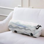 - RealHomes Özel Tasarımlı Dijital Baskılı İç Dolgulu Fermuarlı Silindir Yastık - Realhomes Beyaz Zemin Üzerinde Modern Çizgili Zikzak Desen Dijital Baskılı Modern İç Dolgulu - Fermuarlı Süet Silindir Yuvarlak Yastık Kırlent Realhomes