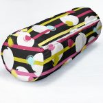 - RealHomes Özel Tasarımlı Dijital Baskılı İç Dolgulu Fermuarlı Silindir Yastık - Realhomes Siyah Zemin Üzerinde Modern Çizgili Beyaz Puantiyeli Dijital Baskılı Modern İç Dolgulu - Fermuarlı Süet Silindir Daire Yastık Kırlent Realhomes