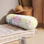 - RealHomes Özel Tasarımlı Dijital Baskılı İç Dolgulu Fermuarlı Silindir Yastık - Realhomes  Beyaz Zemin Üzerinde Renkli Geometrik Desenli Dijital Baskılı Modern İç Dolgulu Fermuarlı Çok Amaçlı Silindir Yastık Kırlent Realhomes