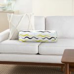 Beyaz Zemin Üzerinde Renkli Modern Zikzak Desenli Dijital Baskılı Modern İç Dolgulu Fermuarlı Çok Amaçlı Silindir Yastık Kırlent Realhomes