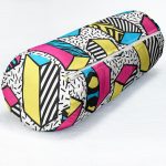 - RealHomes Özel Tasarımlı Dijital Baskılı İç Dolgulu Fermuarlı Silindir Yastık - Realhomes  Beyaz Zemin Üzerinde Renkli Geometrik Desenli Dijital Baskılı Modern İç Dolgulu - Fermuarlı Süet Berjer Silindir Yastık Kırlent Realhomes