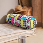 - RealHomes Özel Tasarımlı Dijital Baskılı İç Dolgulu Fermuarlı Silindir Yastık - Realhomes  Beyaz Zemin Üzerinde Renkli Geometrik Desenli Dijital Baskılı Modern İç Dolgulu - Fermuarlı Süet Berjer Silindir Yastık Kırlent Realhomes
