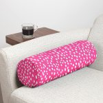 - RealHomes Özel Tasarımlı Dijital Baskılı İç Dolgulu Fermuarlı Silindir Yastık - Realhomes  Pembe Zemin Üzerinde Beyaz Puantiye Desenli Dijital Baskılı Modern İç Dolgulu - Fermuarlı Süet Silindir Yuvarlak Yastık Kırlent Realhomes