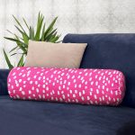 - RealHomes Özel Tasarımlı Dijital Baskılı İç Dolgulu Fermuarlı Silindir Yastık - Realhomes  Pembe Zemin Üzerinde Beyaz Puantiye Desenli Dijital Baskılı Modern İç Dolgulu - Fermuarlı Süet Silindir Yuvarlak Yastık Kırlent Realhomes