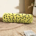 - RealHomes Özel Tasarımlı Dijital Baskılı İç Dolgulu Fermuarlı Silindir Yastık - Realhomes Sarı Zemin Üzerinde Siyah Puantiye Desenli Dijital Baskılı Modern İç Dolgulu Yumuşak Silindir Form Yastık Kırlent Realhomes