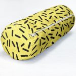 - RealHomes Özel Tasarımlı Dijital Baskılı İç Dolgulu Fermuarlı Silindir Yastık - Realhomes Sarı Zemin Üzerinde Siyah Puantiye Desenli Dijital Baskılı Modern İç Dolgulu Yumuşak Silindir Form Yastık Kırlent Realhomes