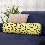 - RealHomes Özel Tasarımlı Dijital Baskılı İç Dolgulu Fermuarlı Silindir Yastık - Realhomes Sarı Zemin Üzerinde Siyah Puantiye Desenli Dijital Baskılı Modern İç Dolgulu Yumuşak Silindir Form Yastık Kırlent Realhomes