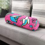 - RealHomes Özel Tasarımlı Dijital Baskılı İç Dolgulu Fermuarlı Silindir Yastık - Realhomes Pembe Zemin Üzerinde Modern Renkli Desenli Dijital Baskılı Modern İç Dolgulu - Fermuarlı Süet Berjer Silindir Yastık Kırlent Realhomes