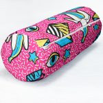 - RealHomes Özel Tasarımlı Dijital Baskılı İç Dolgulu Fermuarlı Silindir Yastık - Realhomes Pembe Zemin Üzerinde Modern Renkli Desenli Dijital Baskılı Modern İç Dolgulu - Fermuarlı Süet Berjer Silindir Yastık Kırlent Realhomes