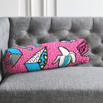 - RealHomes Özel Tasarımlı Dijital Baskılı İç Dolgulu Fermuarlı Silindir Yastık - Realhomes Pembe Zemin Üzerinde Modern Renkli Desenli Dijital Baskılı Modern İç Dolgulu - Fermuarlı Süet Berjer Silindir Yastık Kırlent Realhomes