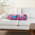 - RealHomes Özel Tasarımlı Dijital Baskılı İç Dolgulu Fermuarlı Silindir Yastık - Realhomes Pembe Zemin Üzerinde Modern Renkli Desenli Dijital Baskılı Modern İç Dolgulu - Fermuarlı Süet Berjer Silindir Yastık Kırlent Realhomes