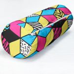 - RealHomes Özel Tasarımlı Dijital Baskılı İç Dolgulu Fermuarlı Silindir Yastık - Realhomes Renkli Zemin Üzerinde Modern Geometrik Küp Desenli Dijital Baskılı Modern İç Dolgulu - Fermuarlı Süet Silindir Yuvarlak Yastık Kırlent Realhomes