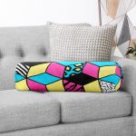 - RealHomes Özel Tasarımlı Dijital Baskılı İç Dolgulu Fermuarlı Silindir Yastık - Realhomes Renkli Zemin Üzerinde Modern Geometrik Küp Desenli Dijital Baskılı Modern İç Dolgulu - Fermuarlı Süet Silindir Yuvarlak Yastık Kırlent Realhomes