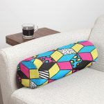 - RealHomes Özel Tasarımlı Dijital Baskılı İç Dolgulu Fermuarlı Silindir Yastık - Realhomes Renkli Zemin Üzerinde Modern Geometrik Küp Desenli Dijital Baskılı Modern İç Dolgulu - Fermuarlı Süet Silindir Yuvarlak Yastık Kırlent Realhomes