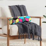 - RealHomes Özel Tasarımlı Dijital Baskılı İç Dolgulu Fermuarlı Silindir Yastık - Realhomes Renkli Zemin Üzerinde Modern Geometrik Küp Desenli Dijital Baskılı Modern İç Dolgulu - Fermuarlı Süet Silindir Yuvarlak Yastık Kırlent Realhomes